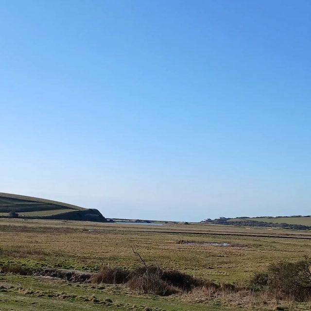 It's looking like a beautiful day, so we and our friends @birlinggap_nt are expecting to be busy today. 

Car parks will get busy so consider travelling by bus for a more sustainable journey - the @brightonhovebuses 12 and 13X and @cuckmere_buses Arts Shuttle Bus services will all be running today.