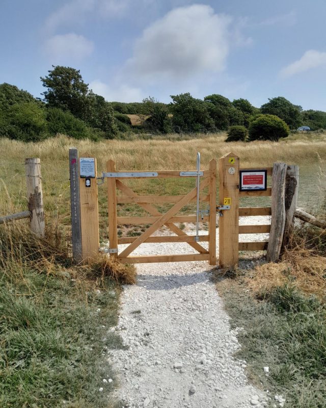 Another gate has been replaced along with chalk to improve the worn out footpath as part of our South Downs Way improvement programme. 

This gate also marks the beginning of the Seven Sisters Country Park trail, a lovely 5mile walk around less frequented routes.

#SouthDownsWay #SouthDowns #CuckmereHaven

📸 Sam Dowding